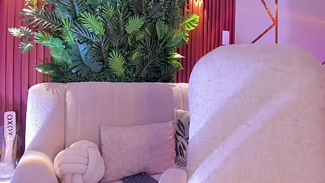 Snapshot of foxxxmegan chatting on 10.21.25 foxxxmegan online show from 10.21.25