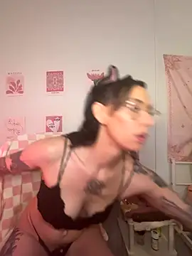 Snapshot of averietheangel chatting on 10.10.25 averietheangel online show from 10.10.25