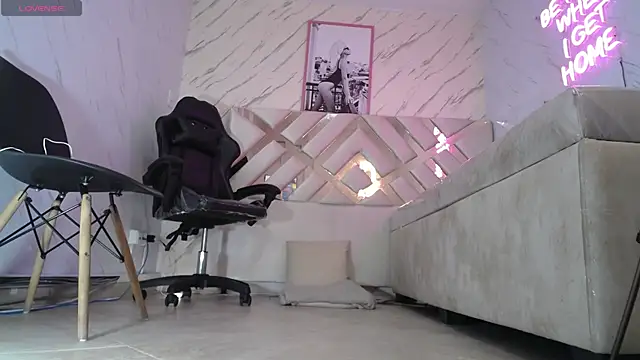 Snapshot of Tomoe_b chatting on 01.09.25 Tomoe b online show from 01.09.25