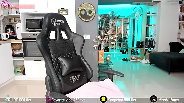 Snapshot of AmySuperHeroes chatting on 02.10.25 AmySuperHeroes online show from 02.10.25