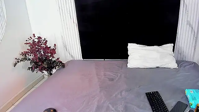 melaniecooperr online show from 12.05.24