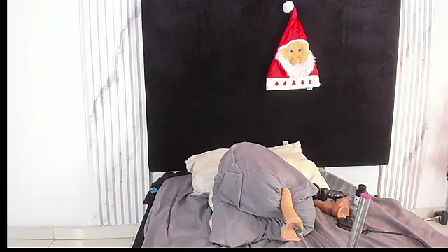 melaniecooperr online show from 12.16.24