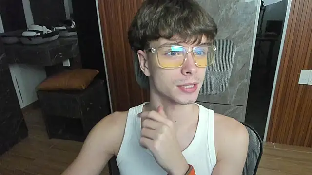 Snapshot of calvin_love_you chatting on 06.08.26 calvin love you online show from 06.08.26