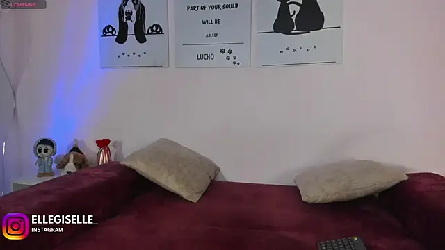 ElleGisellee online show from 02.04.26