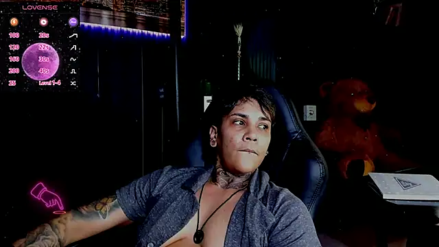 Snapshot of ZhoeStrong chatting on 03.10.25 ZhoeStrong online show from 03.10.25