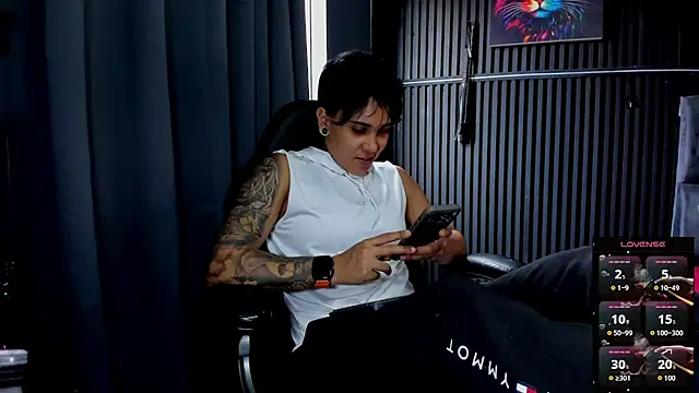 Snapshot of ZhoeStrong chatting on 11.24.25 ZhoeStrong online show from 11.24.25