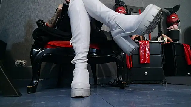 Snapshot of LusstCruella chatting on 02.13.25 LusstCruella online show from 02.13.25