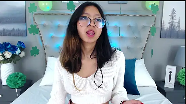 Yommi Winx online show from 03.18.25