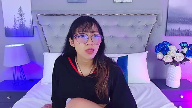 Yommi Winx online show from 09.18.25