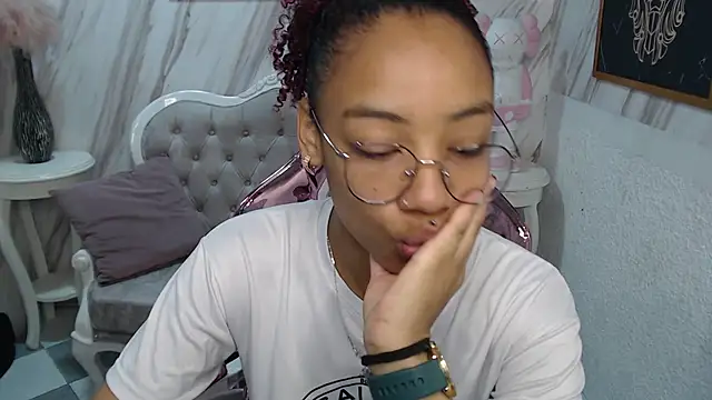 Snapshot of Violeth_b chatting on 02.04.25 Violeth b online show from 02.04.25