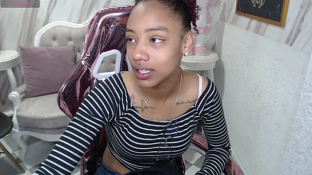 Snapshot of Violeth_b chatting on 02.05.25 Violeth b online show from 02.05.25