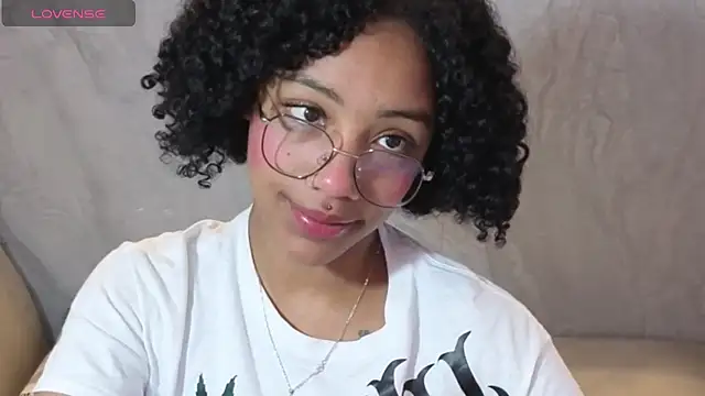 Snapshot of Violeth_b chatting on 10.15.25 Violeth b online show from 10.15.25