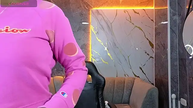 Snapshot of Violeth_b chatting on 10.18.25 Violeth b online show from 10.18.25