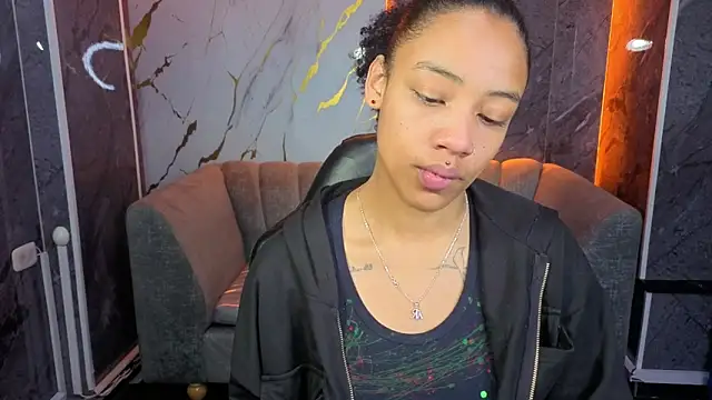 Snapshot of Violeth_b chatting on 11.11.25 Violeth b online show from 11.11.25