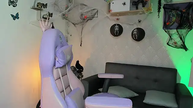 Alaia Love77 online show from 10.19.25