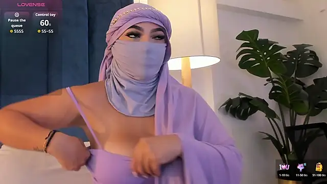 Snapshot of _malih_ chatting on 10.30.25 malih online show from 10.30.25