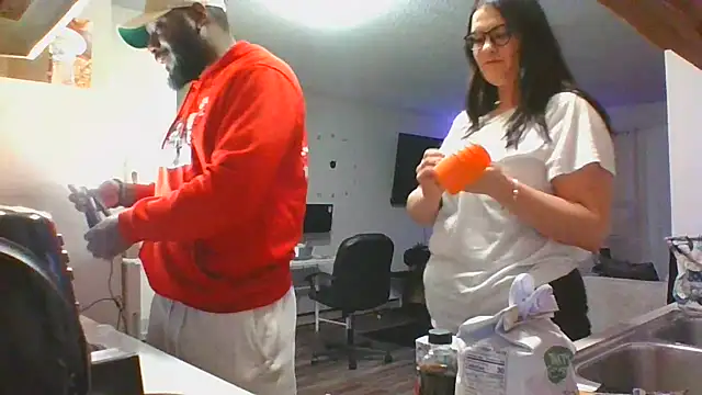 Snapshot of Stayinalive1992 chatting on 12.31.24 Stayinalive1992 online show from 12.31.24