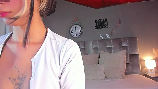 Snapshot of ParisFox_ chatting on 02.10.25 ParisFox online show from 02.10.25