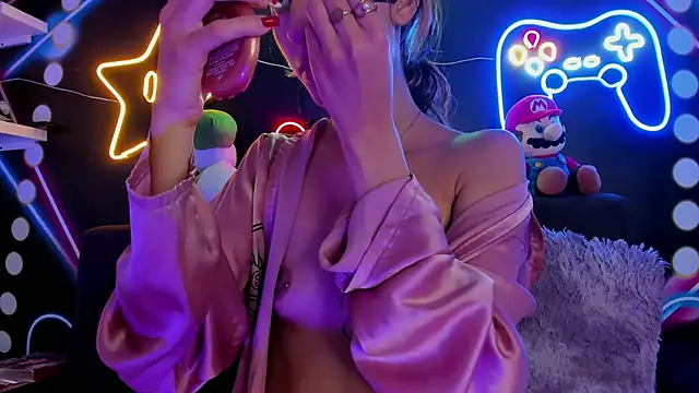 Snapshot of ParisFox_ chatting on 03.18.25 ParisFox online show from 03.18.25