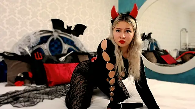 Snapshot of SuzzySweet18 chatting on 10.31.25 SuzzySweet18 online show from 10.31.25