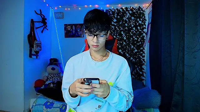 Snapshot of twink_sebas_ chatting on 02.16.25 twink sebas online show from 02.16.25