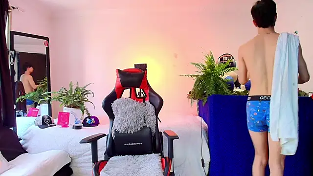 Snapshot of twink_sebas_ chatting on 10.11.25 twink sebas online show from 10.11.25