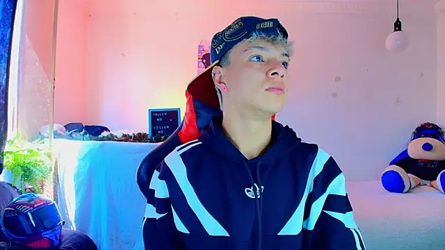 Snapshot of twink_sebas_ chatting on 11.18.25 twink sebas online show from 11.18.25