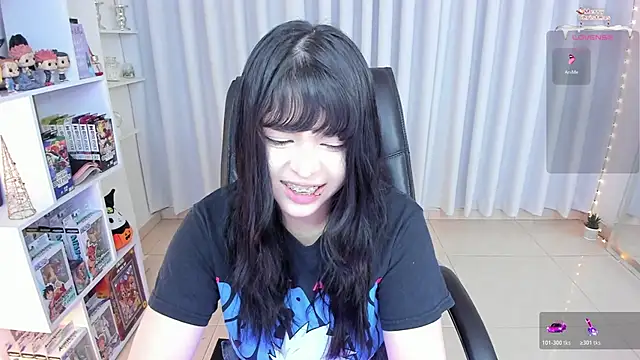 Snapshot of misshoneyxxx chatting on 11.20.25 misshoneyxxx online show from 11.20.25