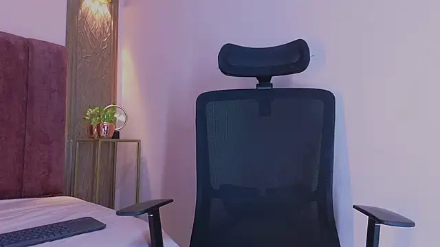 Snapshot of Emy_leon chatting on 10.23.25 Emy leon online show from 10.23.25