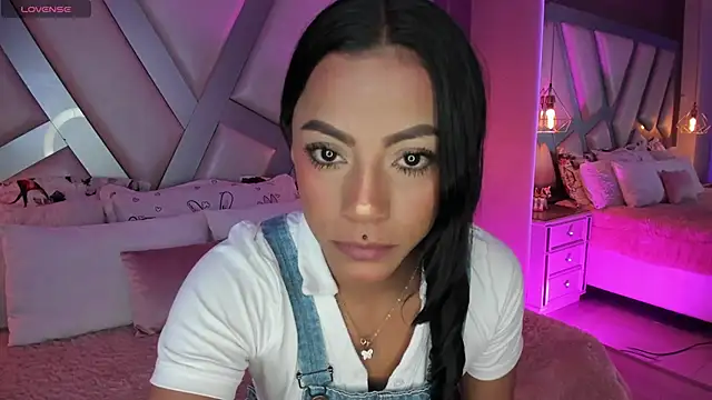 Snapshot of Amber_villalobos_ chatting on 10.10.25 Amber villalobos online show from 10.10.25