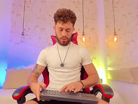 Snapshot of rikkostuff chatting on 10.05.25 rikkostuff online show from 10.05.25