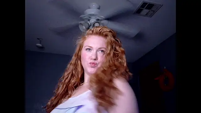 Snapshot of Scarlettredff chatting on 10.10.25 Scarlettredff online show from 10.10.25