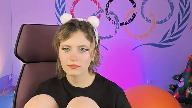 Snapshot of LolaAsmus chatting on 12.28.24 LolaAsmus online show from 12.28.24