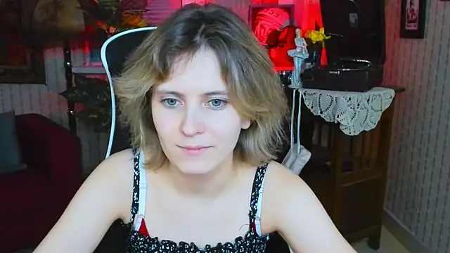 Snapshot of LolaAsmus chatting on 12.30.24 LolaAsmus online show from 12.30.24