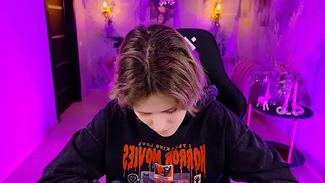 Snapshot of LolaAsmus chatting on 01.03.25 LolaAsmus online show from 01.03.25