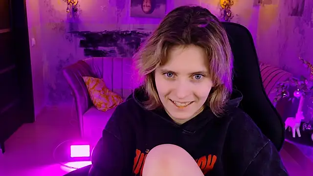 Snapshot of LolaAsmus chatting on 01.03.25 LolaAsmus online show from 01.03.25