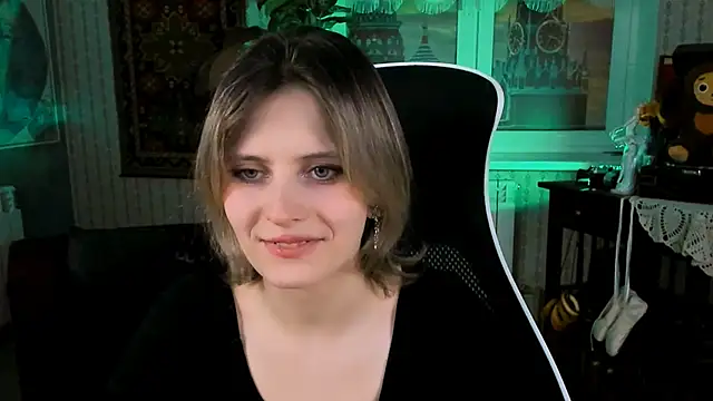 Snapshot of LolaAsmus chatting on 01.10.25 LolaAsmus online show from 01.10.25