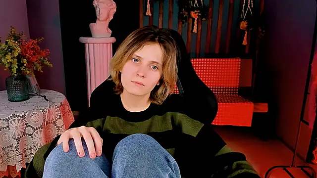 Snapshot of LolaAsmus chatting on 01.30.25 LolaAsmus online show from 01.30.25