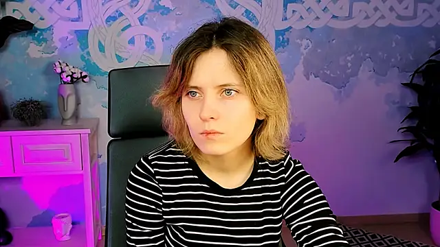 Snapshot of LolaAsmus chatting on 01.31.25 LolaAsmus online show from 01.31.25