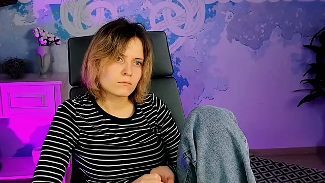 Snapshot of LolaAsmus chatting on 01.31.25 LolaAsmus online show from 01.31.25