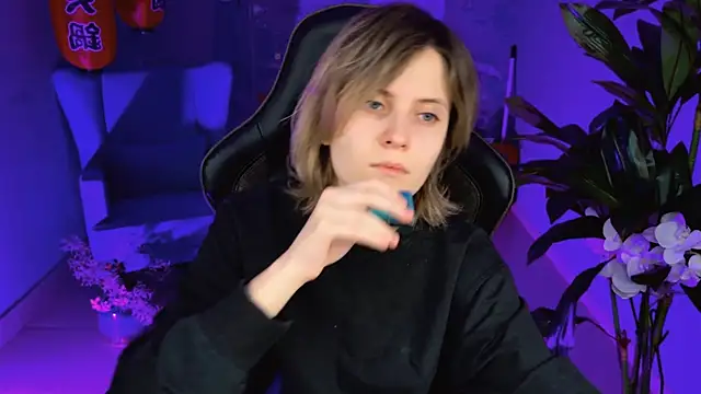 Snapshot of LolaAsmus chatting on 02.04.25 LolaAsmus online show from 02.04.25