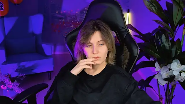 Snapshot of LolaAsmus chatting on 02.04.25 LolaAsmus online show from 02.04.25