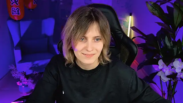 Snapshot of LolaAsmus chatting on 02.04.25 LolaAsmus online show from 02.04.25