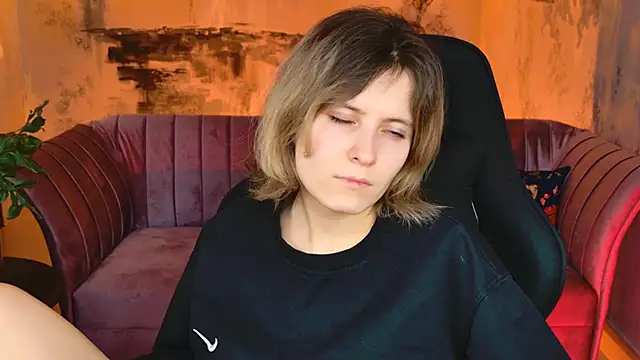 Snapshot of LolaAsmus chatting on 02.05.25 LolaAsmus online show from 02.05.25