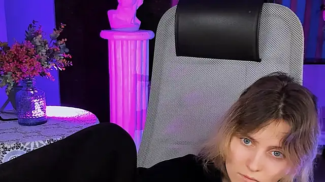 Snapshot of LolaAsmus chatting on 02.12.25 LolaAsmus online show from 02.12.25