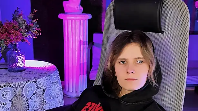 Snapshot of LolaAsmus chatting on 02.12.25 LolaAsmus online show from 02.12.25