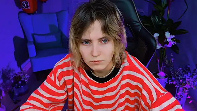 Snapshot of LolaAsmus chatting on 02.14.25 LolaAsmus online show from 02.14.25