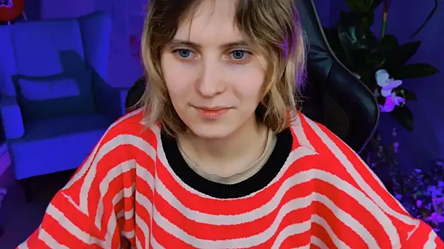 Snapshot of LolaAsmus chatting on 02.14.25 LolaAsmus online show from 02.14.25