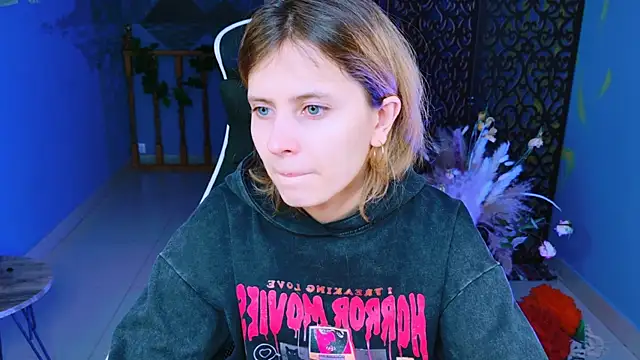 Snapshot of LolaAsmus chatting on 02.18.25 LolaAsmus online show from 02.18.25