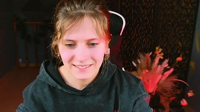 Snapshot of LolaAsmus chatting on 02.18.25 LolaAsmus online show from 02.18.25